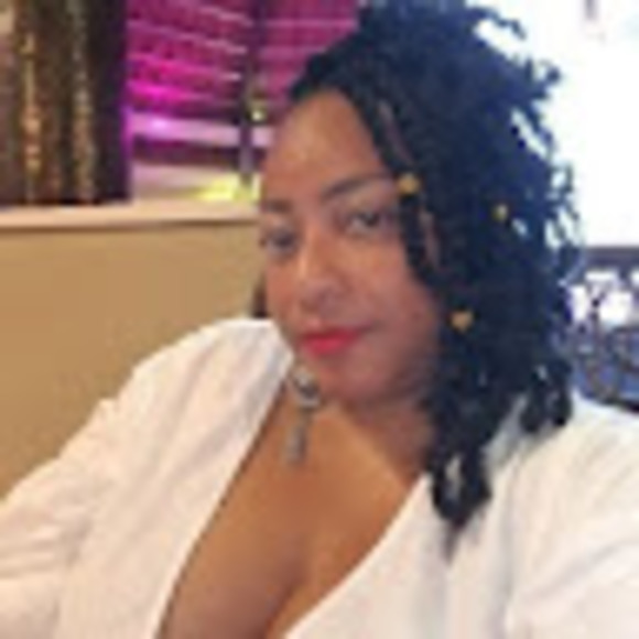 Meet your Posher, Dee - Picture 1 of 1